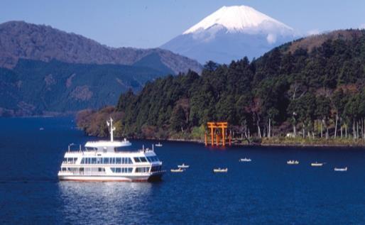MINICRUZEIRO PELO LAGO ASHI O Lago Ashi foi formado na caldeira do Monte Hakone após a erupção de seu vulcão há 3 mil anos atrás.