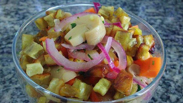 Ceviche 2 colheres de açúcar ½ batata doce 1 cenoura média 1 espiga de milho ½ cebola roxa 80g de champignon (pode usar em conserva ou natural refogado) pimenta dedo de moça a gosto 1 limão sal a