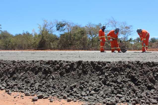 54 Figura 42 - Camada de concreto compactado a rolo Ane Viário Fonte: Autor (2014) O