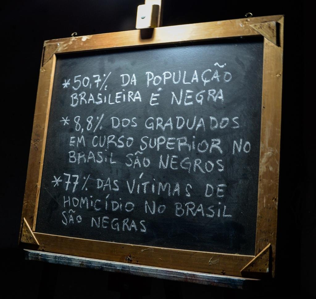 Com Joel Grigolo 2014 Objeto Coroa feita com cem moedas de um centavo, solda de estanho e fio de cobre retirado de bobinas de fonte de computador.