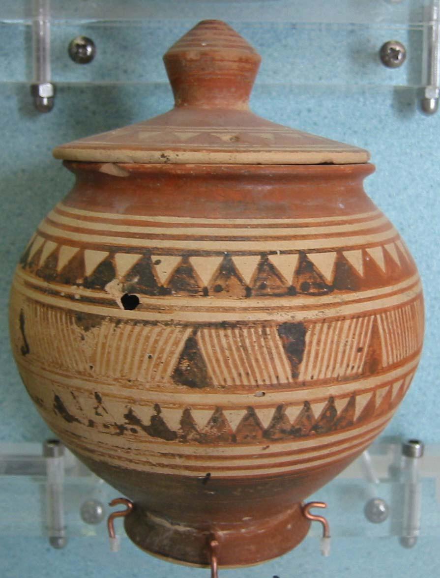 36 d Prancha 28 (a) Cantil bicrômico de cerâmica originário de Chipre; (b) Vasos em forma de pato e baú importados; (c) detalhe do baú;
