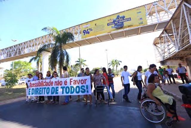 Mas, a referida passarela é patrimônio público da PMM Prefeitura Municipal de Marabá e, segundo documentação enviada a este DNIT, envidava esforços de educar, através de campanha pública, os