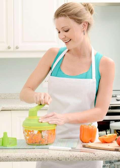 permite elaborar de forma rápida deliciosas receitas como, uma maionese caseira ou bater a mistura para um bolo em poucos minutos; Funil possui medidas facilitando na hora da preparação dos