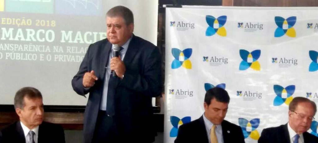 SindAlimentos Entidade participa do Café com Autoridade da Abrig FIEG presidente do Sindicato das Indústrias de Alimentação de Aná- O polis (SindAlimentos), Wilson de Oliveira, participou, no último