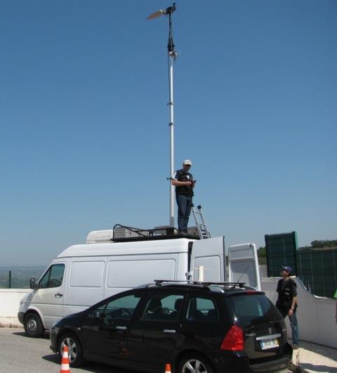 desmodulação do sinal DVB-T. Na aquisição de dados a 10 m de altura, foi utilizada uma estação móvel de monitorização do espectro, assim como os diversos dispositivos auxiliares nela integrados.