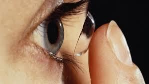 2 Lentes de Contacto Cuidados de utilização Complicações associadas ao uso das lentes de contacto Cerca de 6% dos utilizadores de lentes de contacto têm