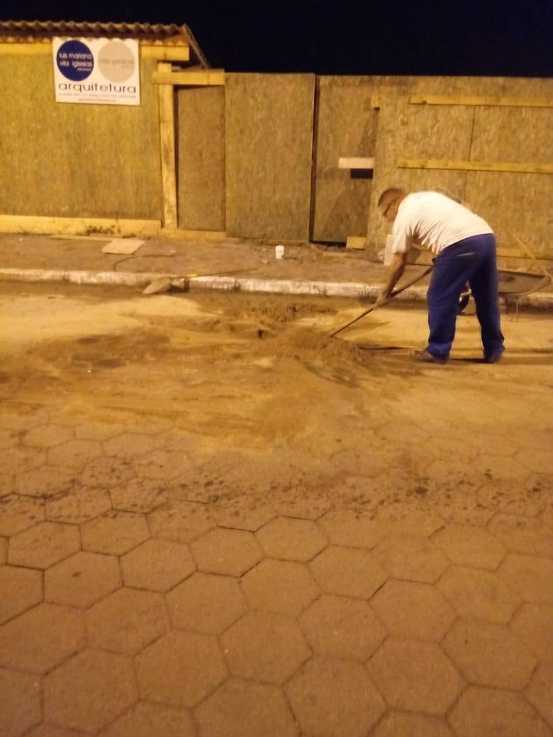 com o auxilio do caminhão hidro vácuo.