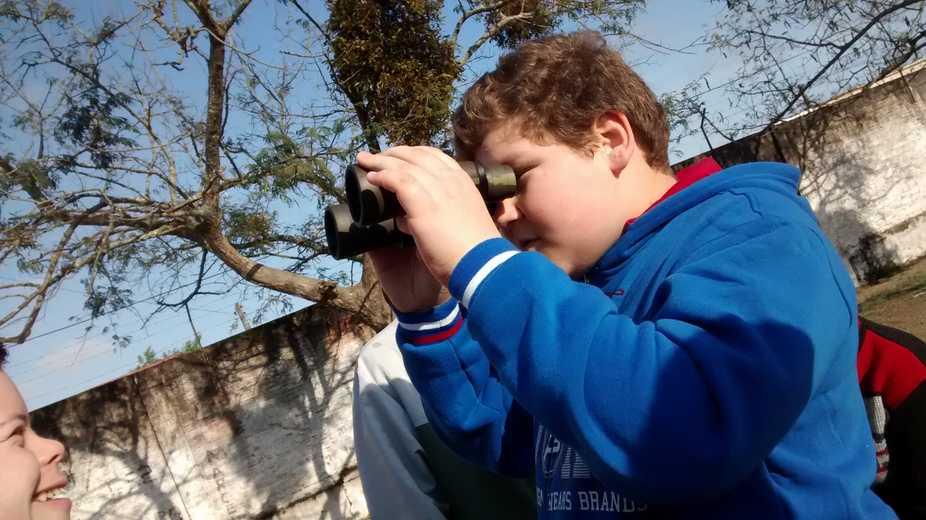 Figura 10: Aluno observando de forma curiosa as aves. AVALIAÇÃO Foi avaliado o interesse e a participação dos alunos durante a intervenção. REFERÊNCIAS BIBLIOGR