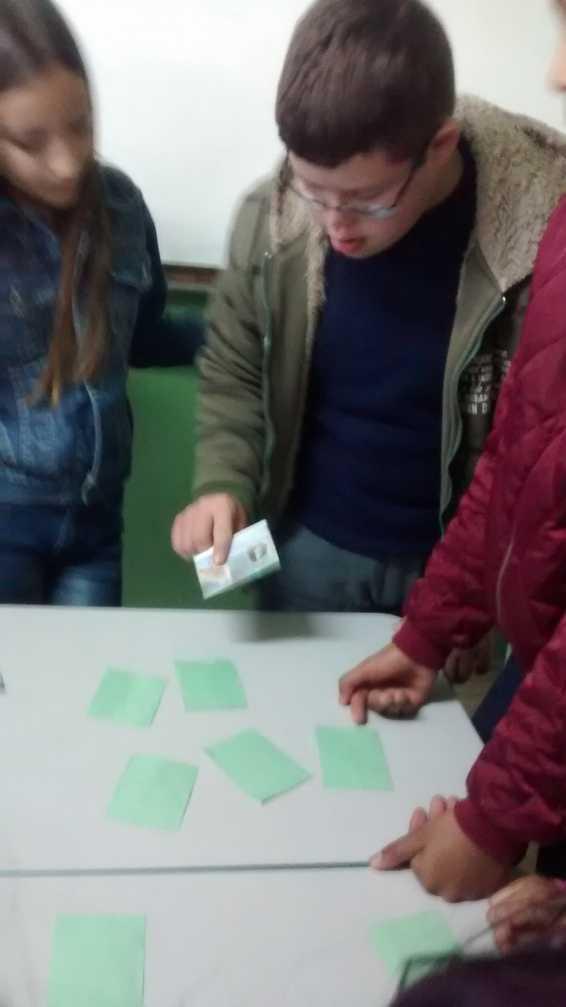 Figura 4: Momento de inclusão social aluno com Síndrome de Down jogando junto e demonstrando empolgação durante o jogo.