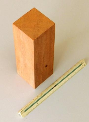 seção transversal quadrada 5 5 cm de lado e 15 cm de comprimento na direção das fibras (Figura 3.4), com precisão dimensional exigida de 0,1mm. Figura 3.