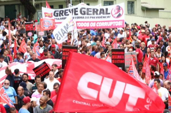 Reforma Trabalhista transforma emprego em bico no Brasil A Reforma Trabalhista proposta pelo governo Temer em parceria com o Congresso Nacional é um insulto ao povo brasileiro.