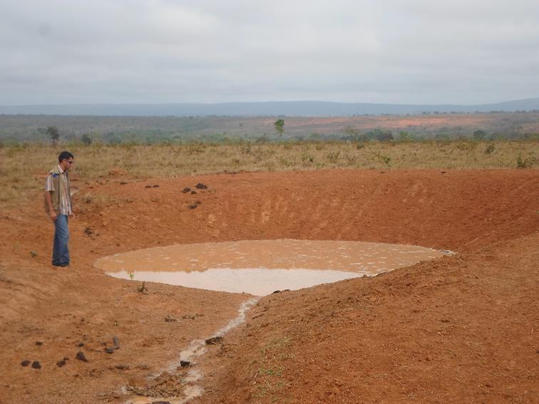 Figura 10: Bacias de captação para coleta de enxurrada gerada em estrada rural Fonte: Comitê da Bacia