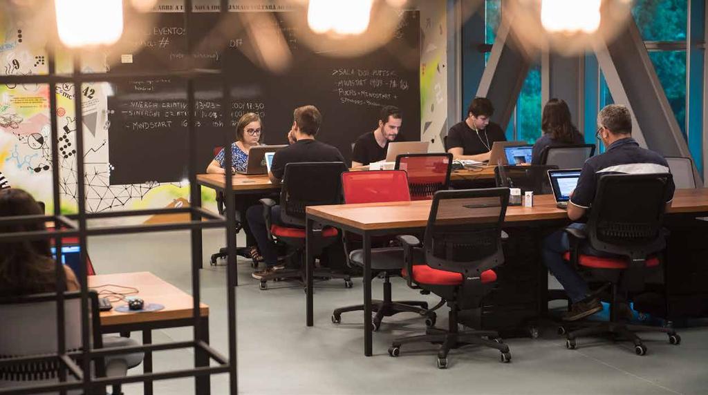 Espaço de Coworking, no Global Tecnopuc, reúne a criatividade colaborativa de jovens empreendedores em um ambiente dinâmico e versátil Camila Cunha DESTAQUES Inovação e Desenvolvimento Diretoria de