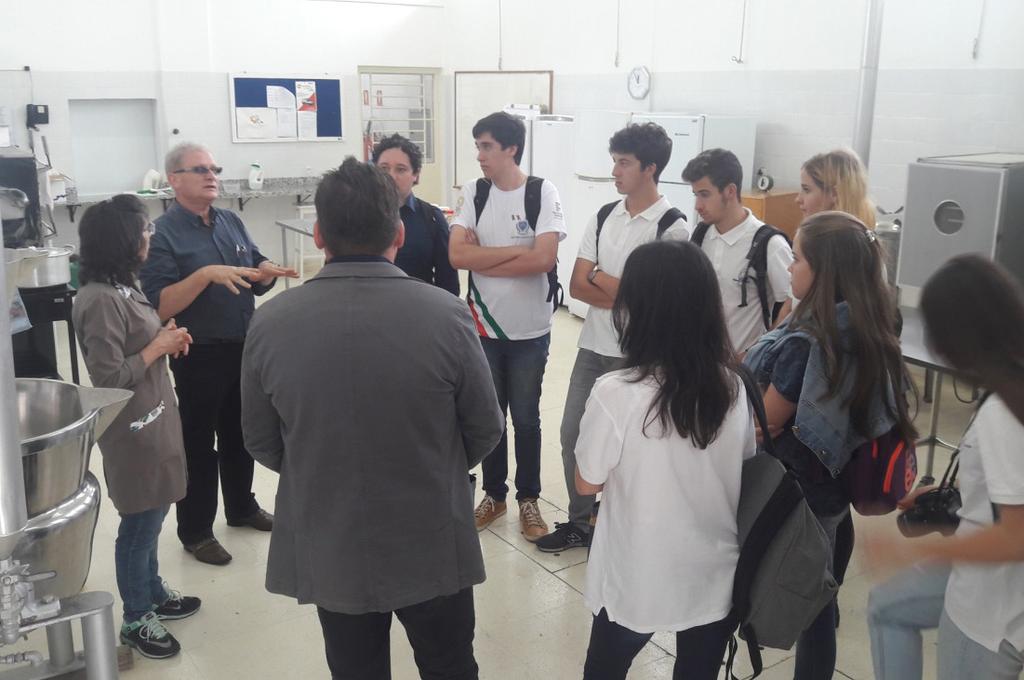 Italianos visitam o Colégio Politécnico No dia 25 de outubro (quarta-feira), esteve no Colégio um grupo de alunos da Escola 8 Marzo-Klorenz, da cidade de Mirano, da Itália.