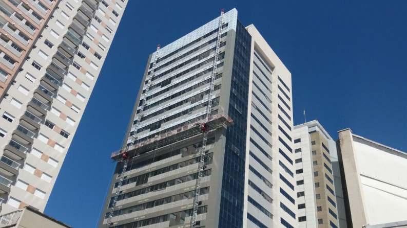 Plataforma de Cremalheira O Sistema proporciona ao construtor alto desempenho nos serviços de construção e reforma de fachadas nas edificações verticais.