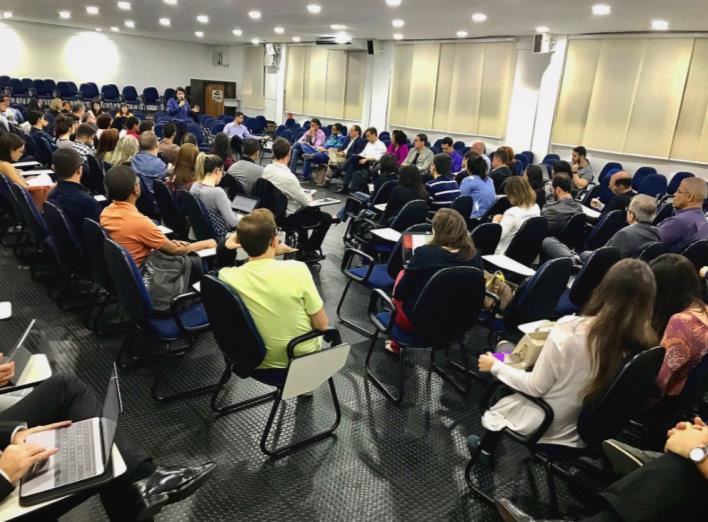 As rodas de conversa reúnem alunos, professores, facilitadores convidados e público externo e também estão presentes os representantes do movimento dos caminhoneiros.