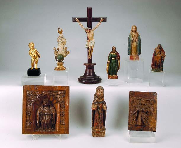 141 140 143 139 142 144 145 146 147 139 "MENINO JESUS", escultura em madeira dourada a prata, portuguesa, séc. XVIII, pequenos defeitos, base não original Dim.