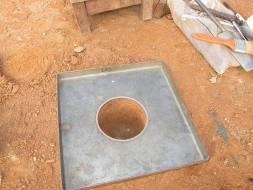 O volume pode ser determinado cravando-se um cilindro de volume conhecido no solo ou escavando-se um furo cilíndrico no terreno e medindo