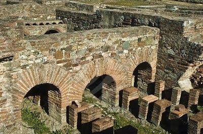 edifícios monumentais e construção de infra-estruturas como aquedutos