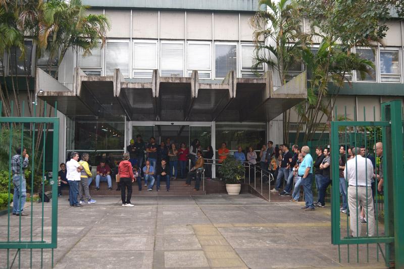 frente ao prédio da Regional Porto Alegre * Durante a mobilização, às