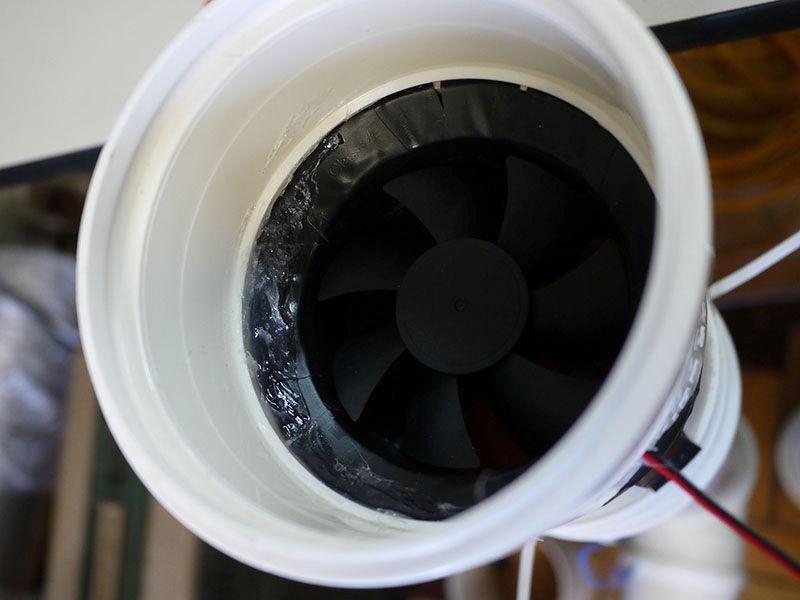Este dispositivo é baseado no modelo de medição de vazão por turbina, na qual o escoamento fez o rotor rotacionar a diferentes velocidades para diferentes vazões do escoamento de ar.