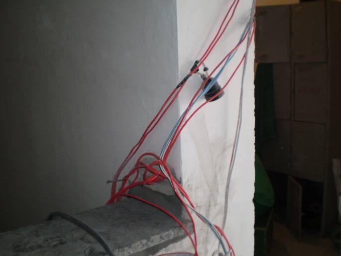 Os cabos elétricos não podem obstruir a circulação de materiais e pessoas.