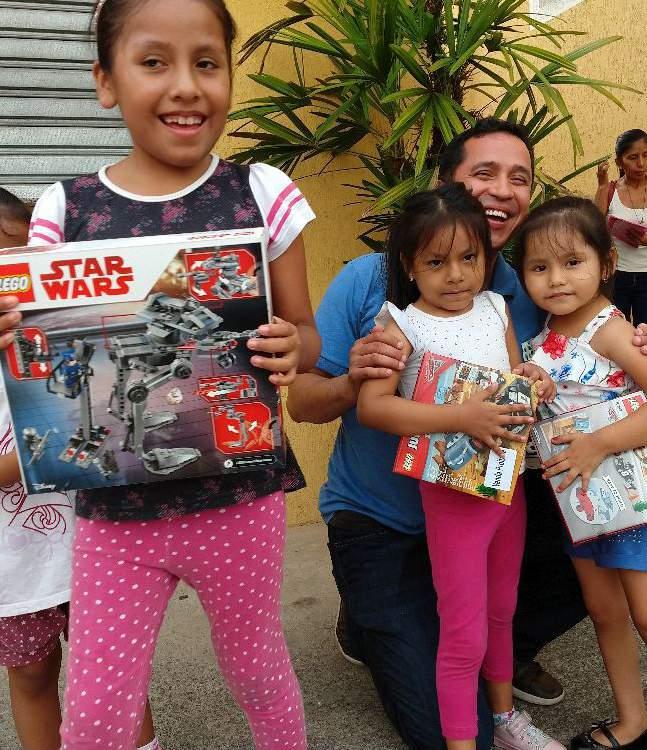 Juventude DOAÇÕES Centenas de crianças começaram o ano mais felizes ao receberem as doações de brinquedos doados pela LEGO.