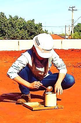 Sucedendo os procedimentos, foi calculada a massa de areia no furo, a qual foi obtida através do valor inicial do conjunto frasco/funil, subtraído do valor obtido depois da areia despejada e do valor