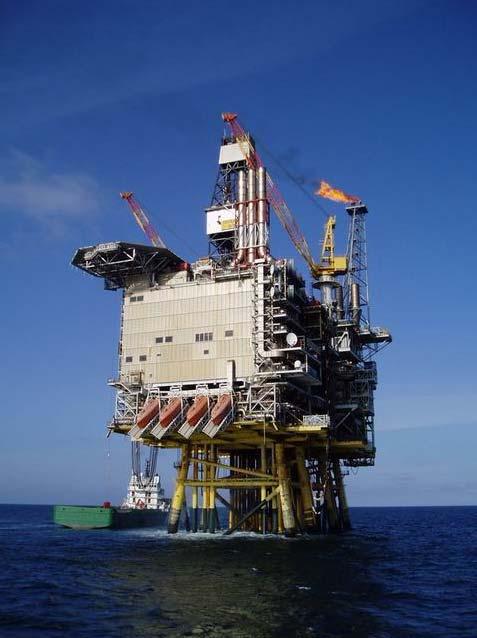 2. SISTEMAS PARA EXPLOTAÇÃO DE PETRÓLEO OFFSHORE O presente capítulo visa apresentar os conceitos básicos das estruturas marítimas empregadas pela indústria para produção de petróleo no mar.