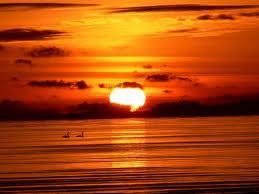 Ao nascer e ao pôr do sol, a luz vermelha é a que menos se difunde e portanto a que se propaga mais facilmente pela atmosfera.