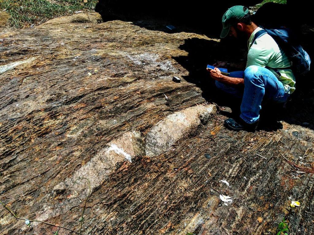 O local parece ser o único afloramento na sua área de ocorrência, e, para além da sua relevância cultural,