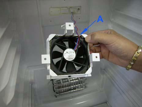 Retire o sensor da zona frigorífica do suporte e desaperte os 3 parafusos de fixação do ventilador. 2.