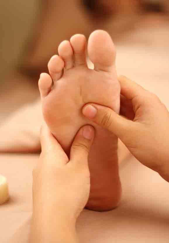 O QUE É A REFLEXOLOGIA PODAL A Reflexologia é uma terapia complementar que compreende o tratamento de vários distúrbios pela aplicação de pressão nos pés.
