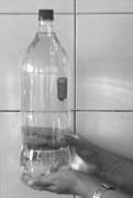 cheia de água e tampada. Nessa situação, o frasco fica na parte superior da garrafa, conforme mostra a figura 1.