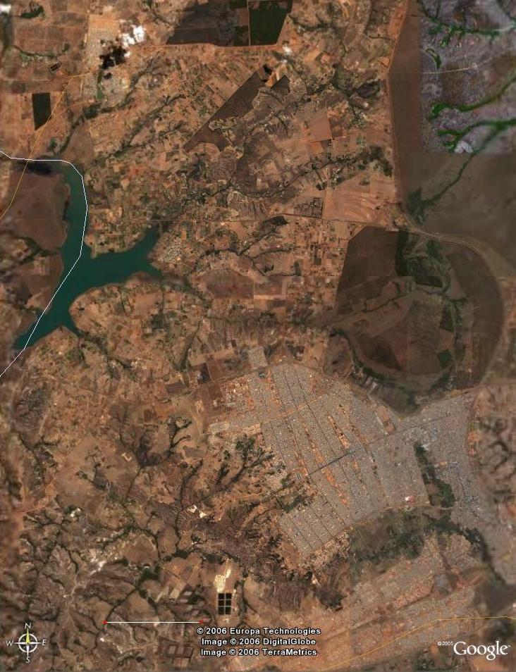 Figura 5.8 Imagem de satélite: região nordeste da bacia do Descoberto e reservatório (Google Earth, 2006 Escala desconhecida).