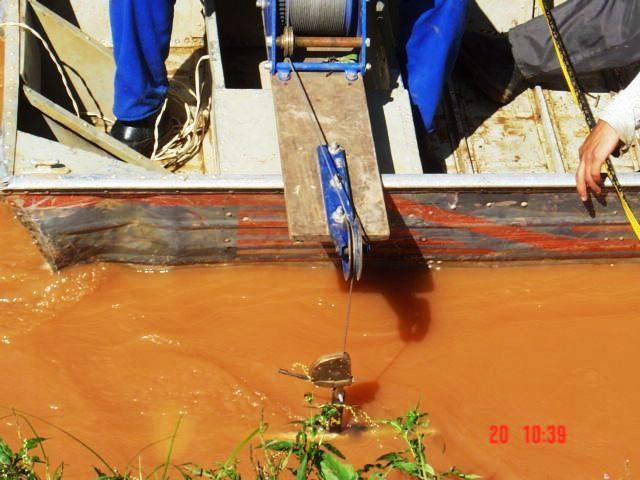 5 Algumas das etapas de medição de vazão seguida da coleta de amostras de sedimentos em suspensão realizados a barco: 1 transporte do barco até a