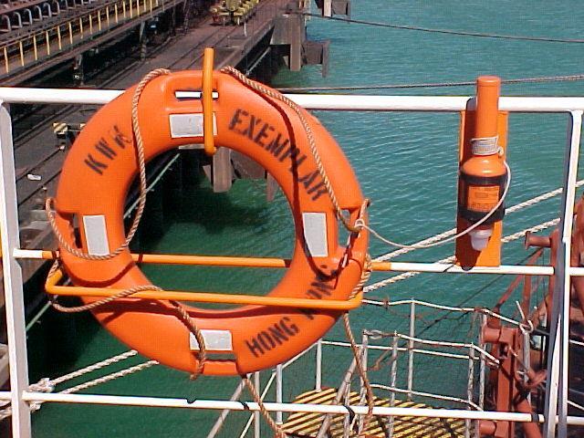 Cada bóia salva-vidas deverá ser marcada com letras maiúsculas, com o nome e o porto de registro do navio.