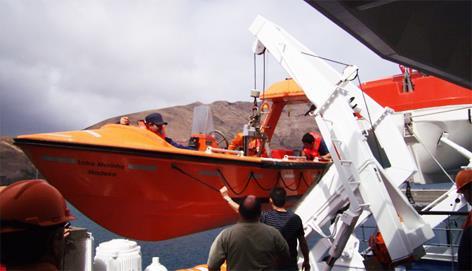 Figura 11 - Embarcação de salvamento rápida estivada no turco (Navio Ro-Ro Lobo Marinho Funchal) Figura 12 - Mecanismo de disparo da embarcação de salvamento (Navio Ro-Ro