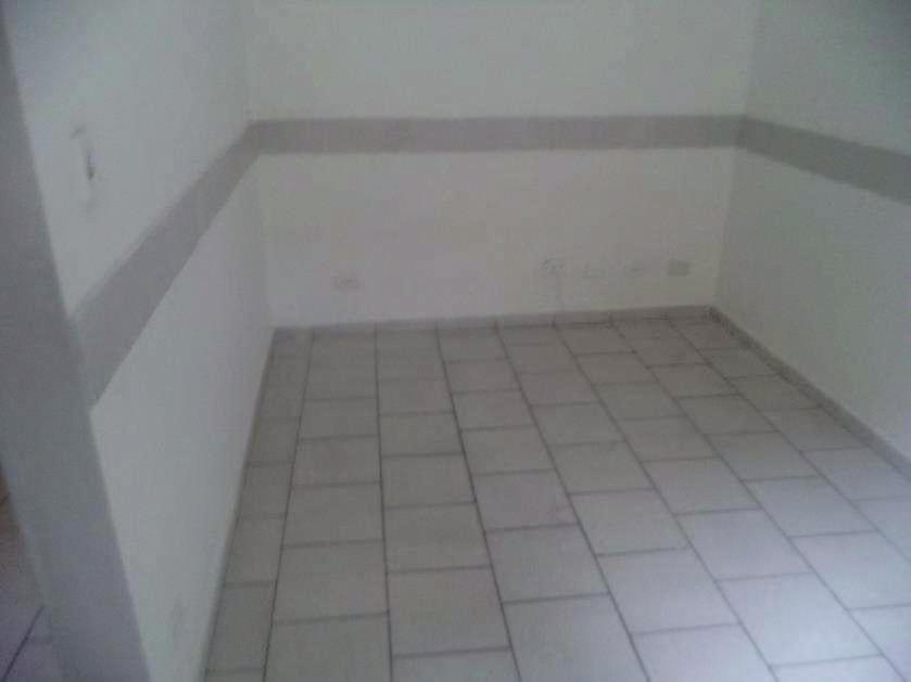 As fotos mostram o quarto de uma das casas, denotando a utilização de