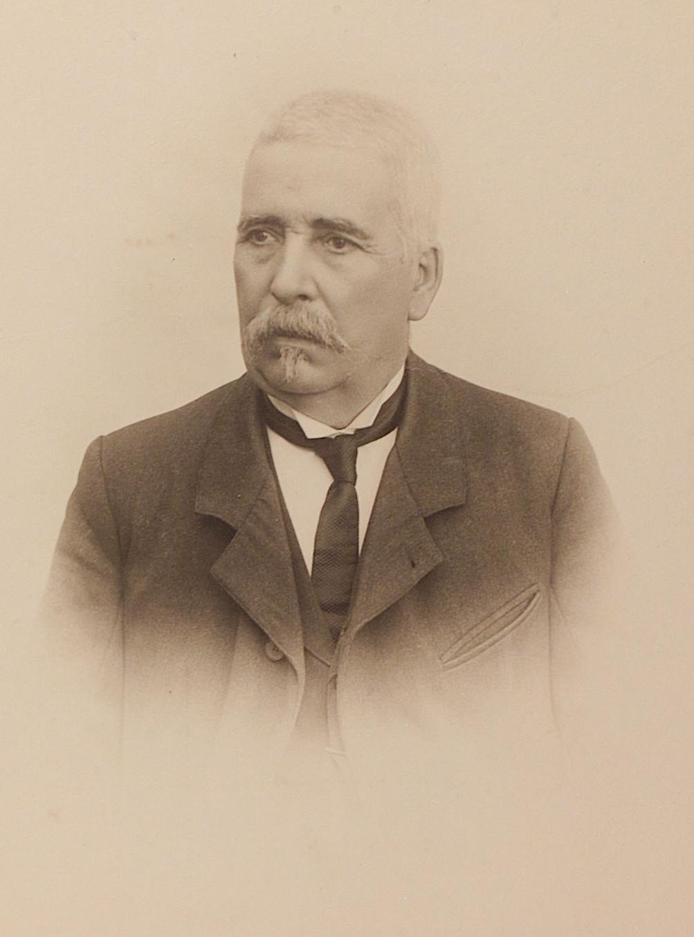 António Lopes da Costa Braz, nasceu na vila de Avelar, concelho de Figueiró (Leiria), a 7 de Junho de 1847.