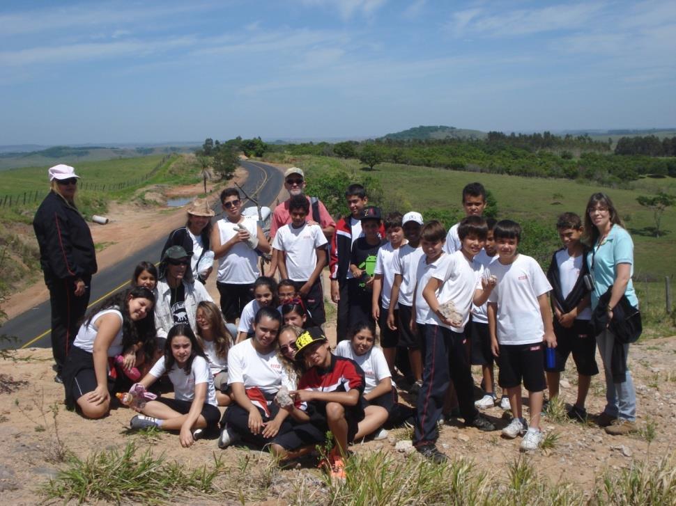 7 Foto 4: Estudantes, educadores e William Nava no sítio paleontológico onde foi encontrado o esqueleto quase completo de um titanossauro, outubro de 2013.