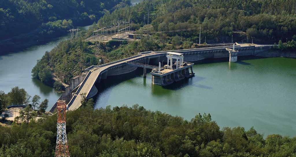 1.2.2 Aproveitamento hidroelétrico da Aguieira A barragem é de betão, do tipo abóbadas múltiplas, A produtibilidade média anual da Aguieira, sem com três abóbadas de dupla curvatura e dois