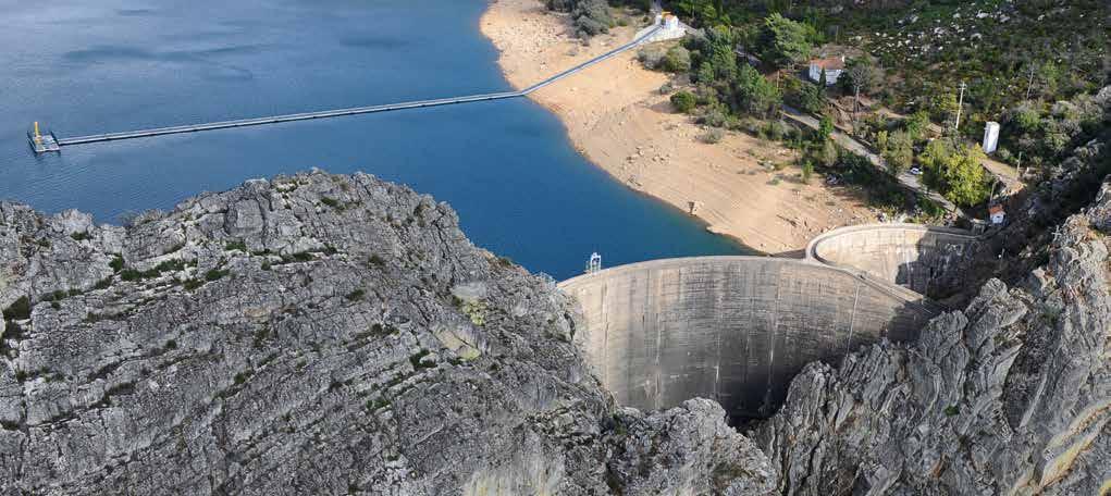 É um aproveitamento de albufeira, constituído pela barragem de Santa Luzia, a sua principal infraestrutura hidráulica, situada na ribeira de Unhais, afluente do Mondego, na localidade de Janeiro de