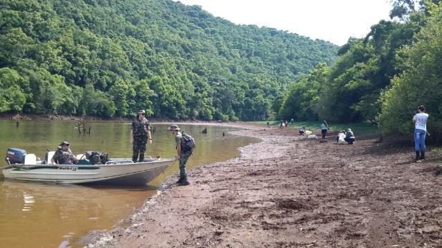 Realizada ação de coleta dos resíduos sólidos nas margens do Rio dos Queimados (29.11.