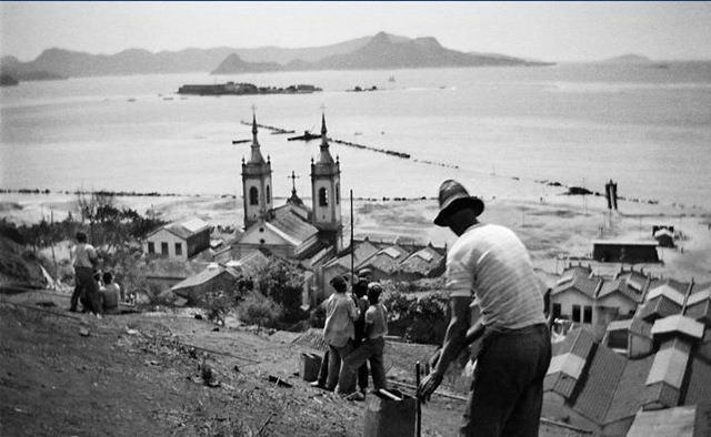 Reforma Pereira Passos (Século XX) Iniciada em 1902: Construção de um porto (escoar a produção cafeeira) Abertura de grandes avenidas e alargamento de ruas (exemplos, av.