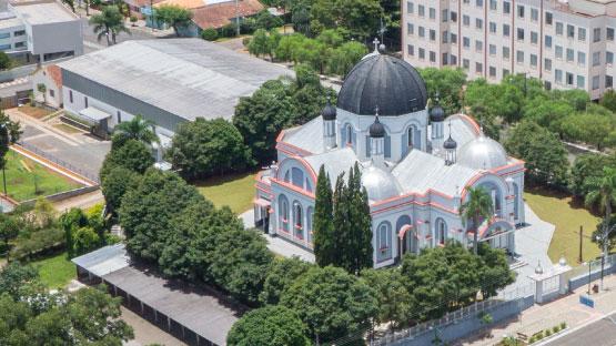 Prudentópolis Categoria Cidades Publicado em 10/02/2019 CAPITAL DA ORAÇÃO: TERRA DAS CACHOEIRAS GIGANTES Situada na região centro-sul do Estado, colonizada por imigrantes ucranianos, Prudentópolis é