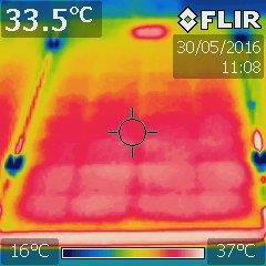 identificado regiões com elevação de temperatura, atingindo o valor de 37,4 C, que ocorre na região em que houve descoloração das células, que também é uma forma de degradação, localizadas sobre a