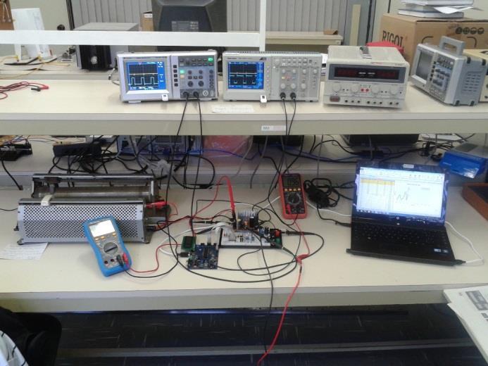 A segunda parte foi à verificação técnica do protótipo conectado ao módulo fotovoltaico, sendo o mesmo instalado em frente ao laboratório C02 110 da Unisinos, orientado ao norte geográfico e com