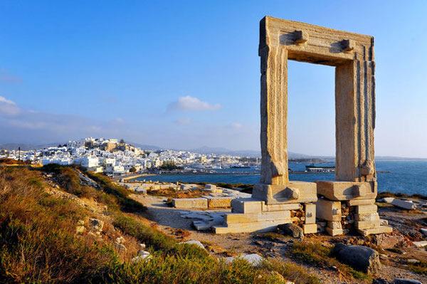 Templo de Dioniso/Yria e visita ao Templo de Demeter no vilarejo Sangri. 8 9º DIA 25 DE MAIO (SABADO) NAXOS / SANTORINI Pela manhã, saída às 11h40 em ferry boat (primeira classe) para Santorini.