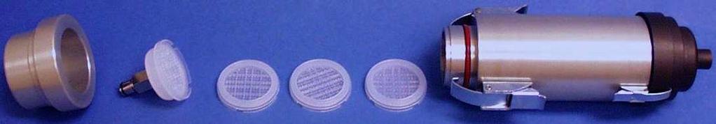 Figura 41 -Sequência de telas de filtro plástica para a amostragem de gases particulados Figura 42 -Imagem de um filtro de teflon e da tela de plástico de suporte aos filtros introduzidos no cartucho
